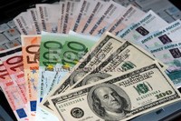В Украине будут покупать и продавать валюту по документам