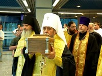 В Омске мощам святого молились в аэропорту