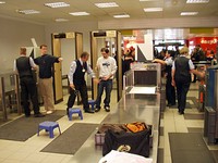 В российских аэропортах запретили проносить жидкость на борт самолета