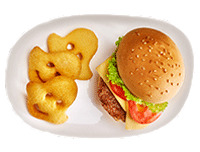 Питание на борту на рейсах МАУ - детский бургер с картофельными "улыбками"
